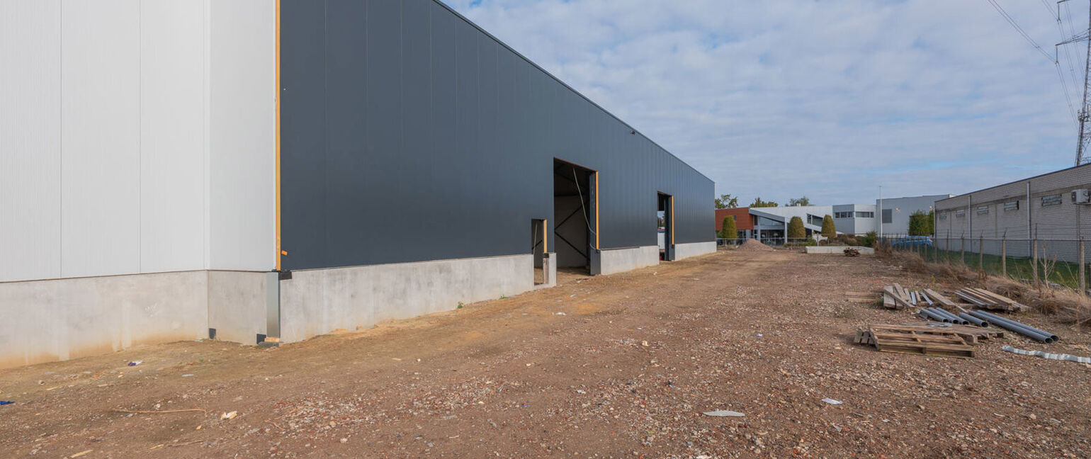 Industrieel gebouw te koop in Maaseik