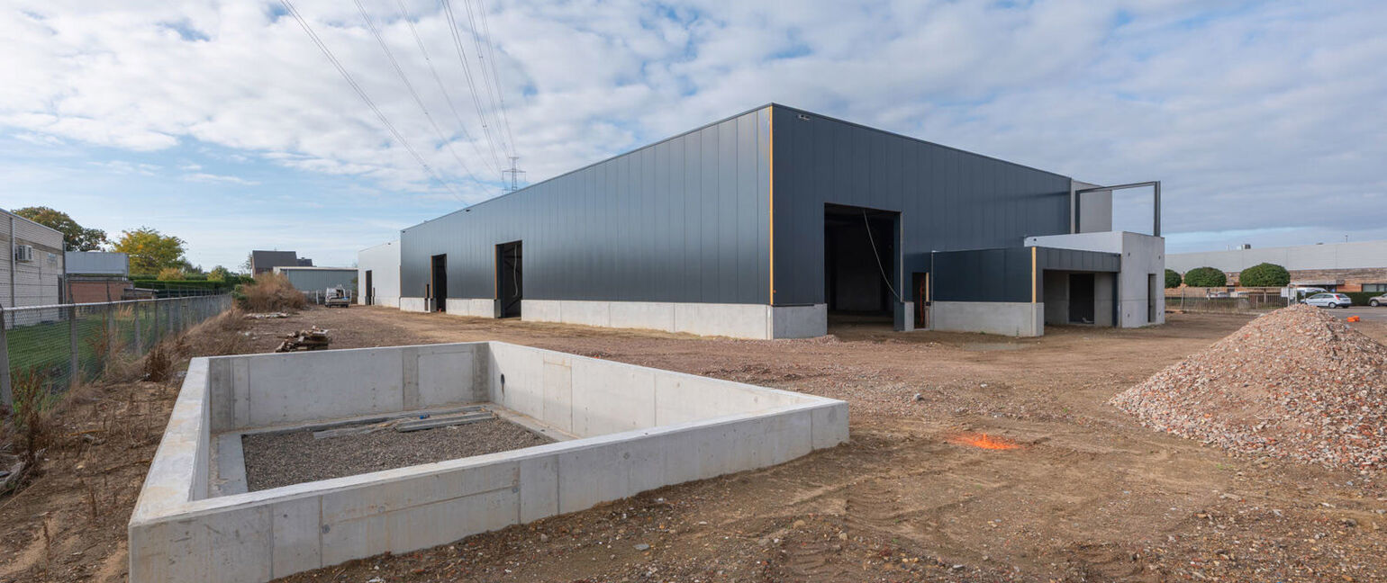 Industrieel gebouw te koop in Maaseik