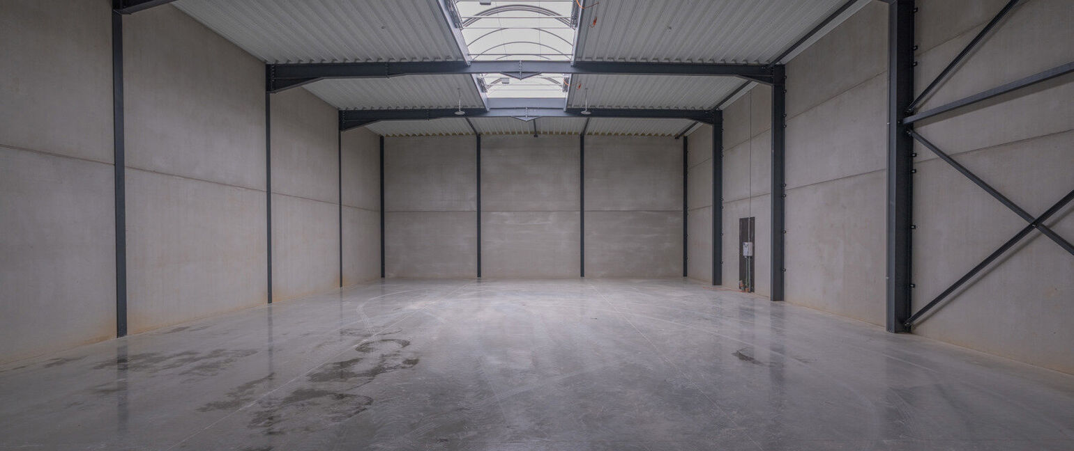 Industrieel gebouw te koop in Maaseik