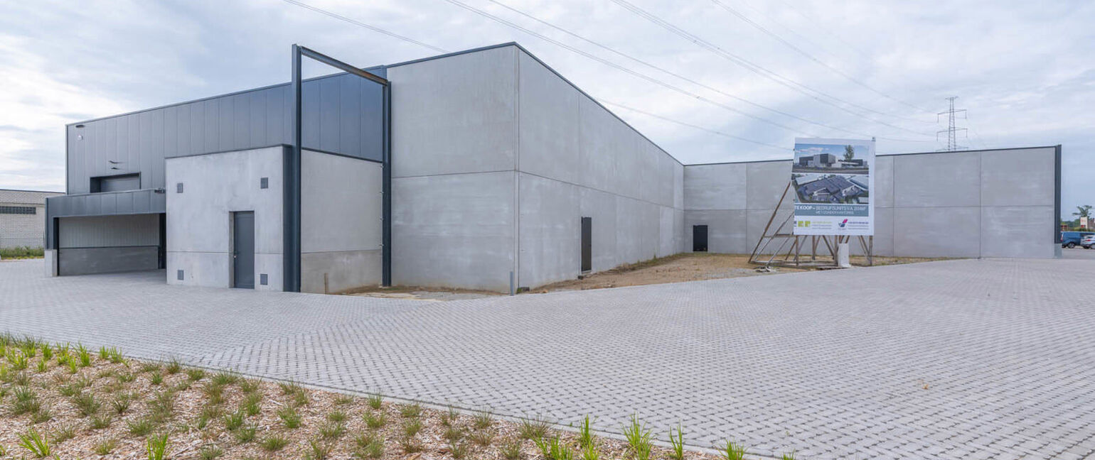 Industrieel gebouw te koop in Maaseik