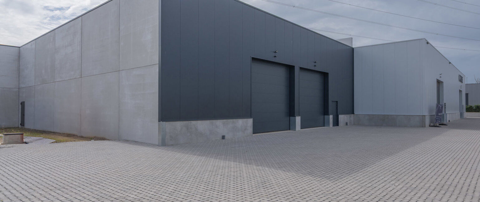 Industrieel gebouw te koop in Maaseik