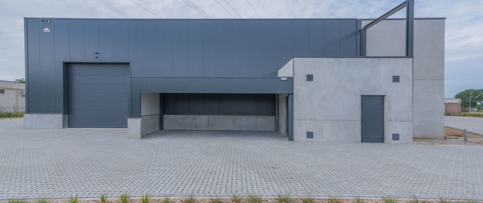 Industrieel gebouw te koop in Maaseik