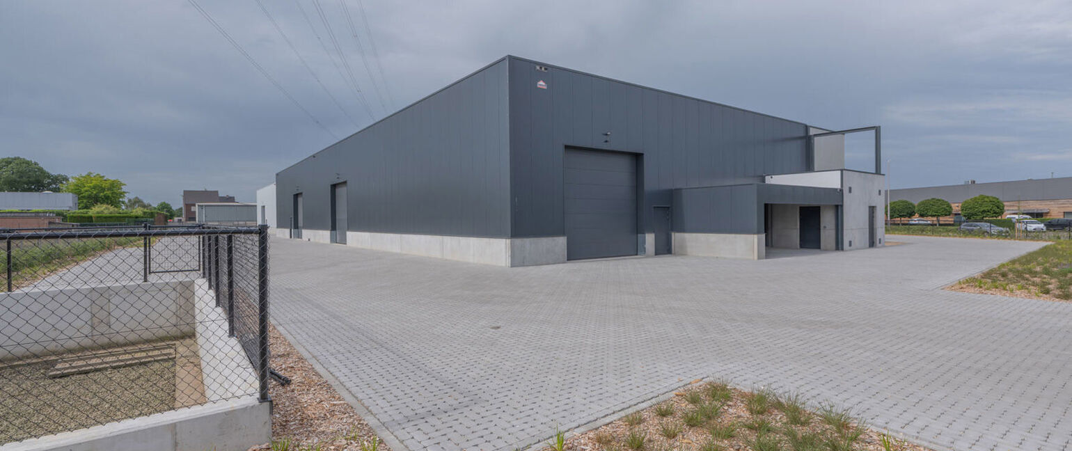 Industrieel gebouw te koop in Maaseik