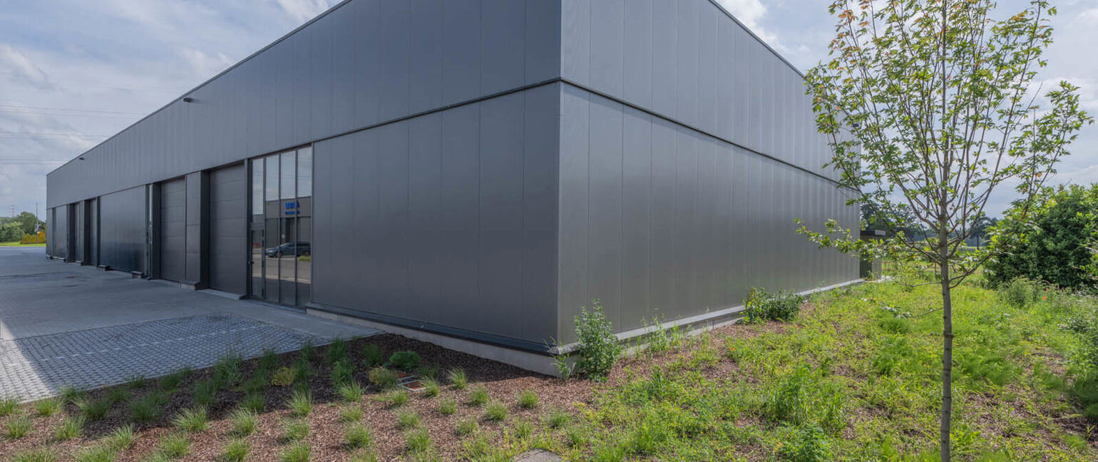 Industrieel gebouw te koop in Maaseik