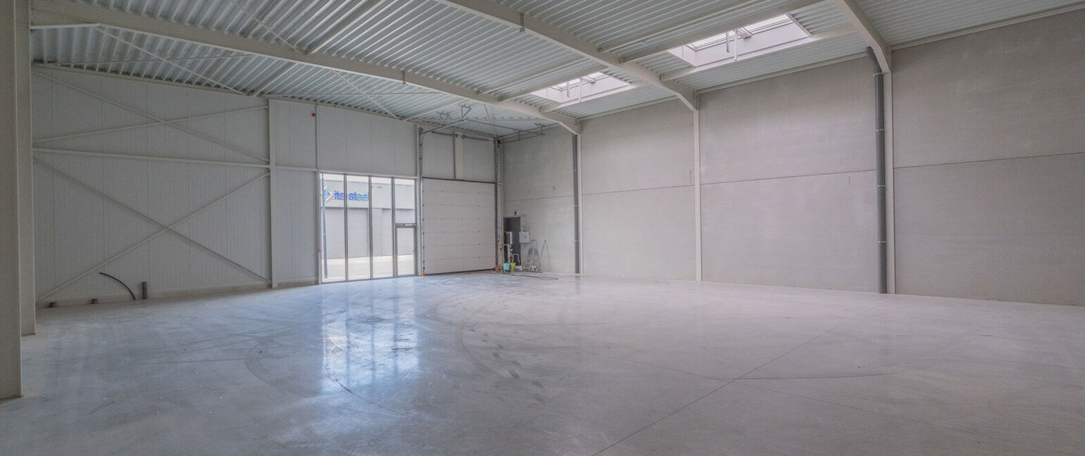 Industrieel gebouw te koop in Maaseik