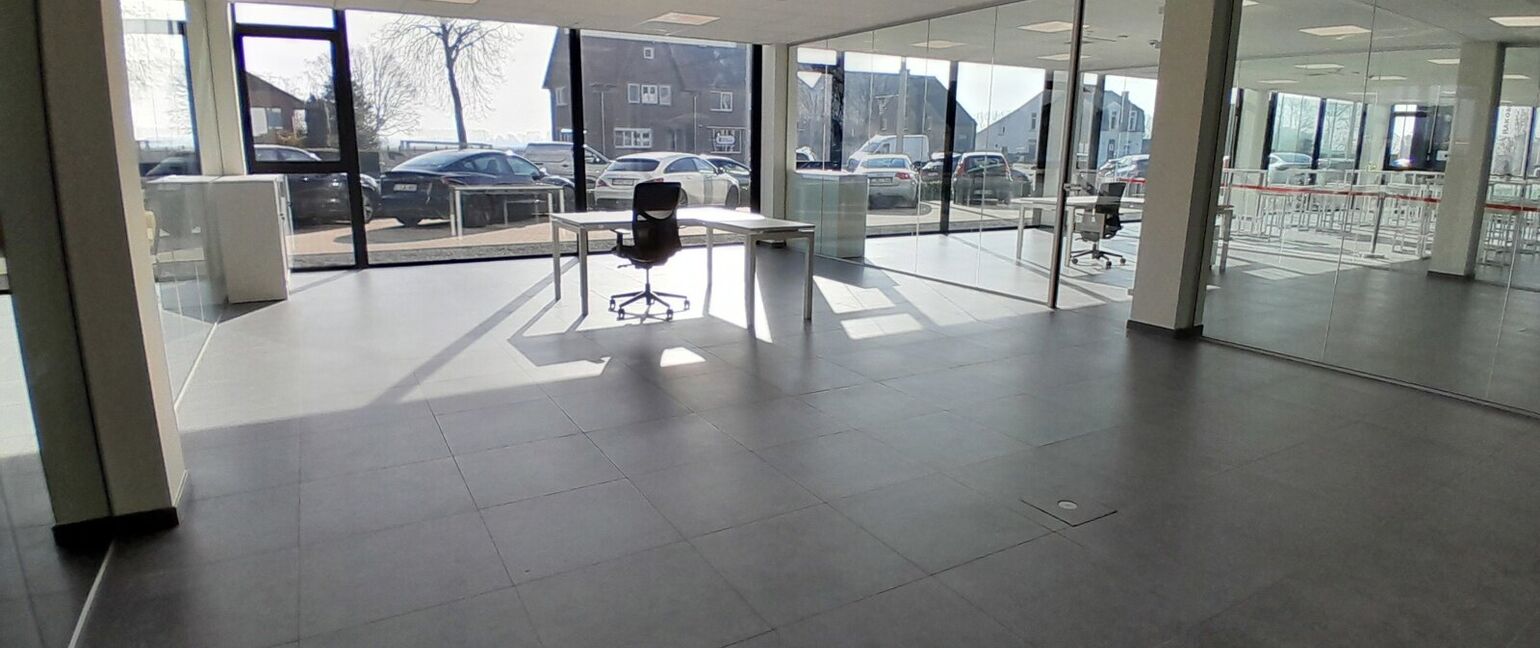 Kantoorgebouw te huur in Maaseik